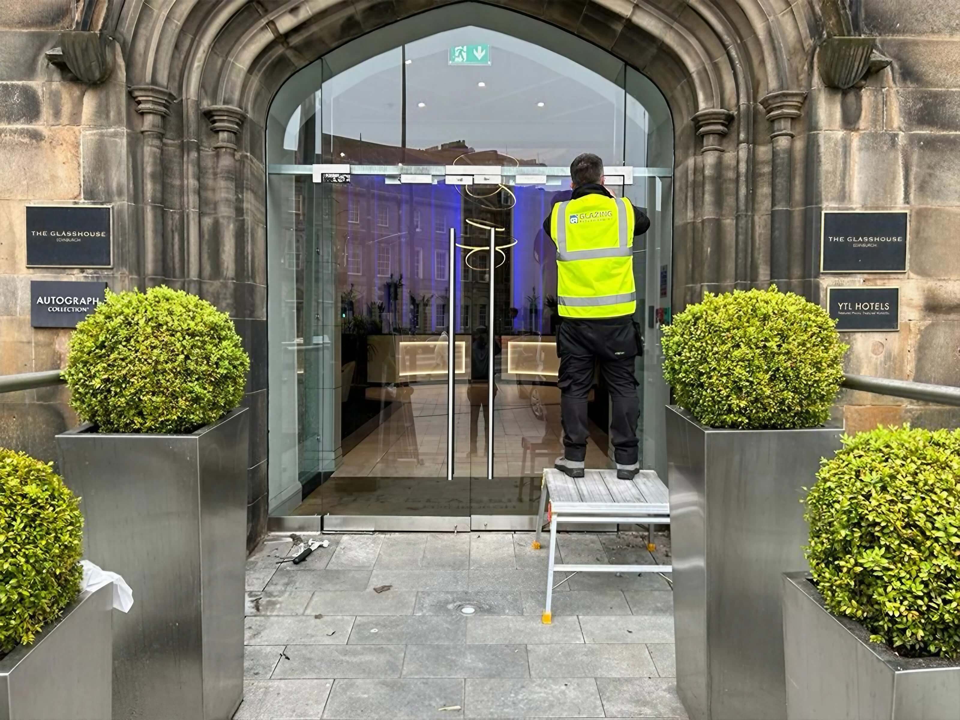 Moderate glass door repair in London